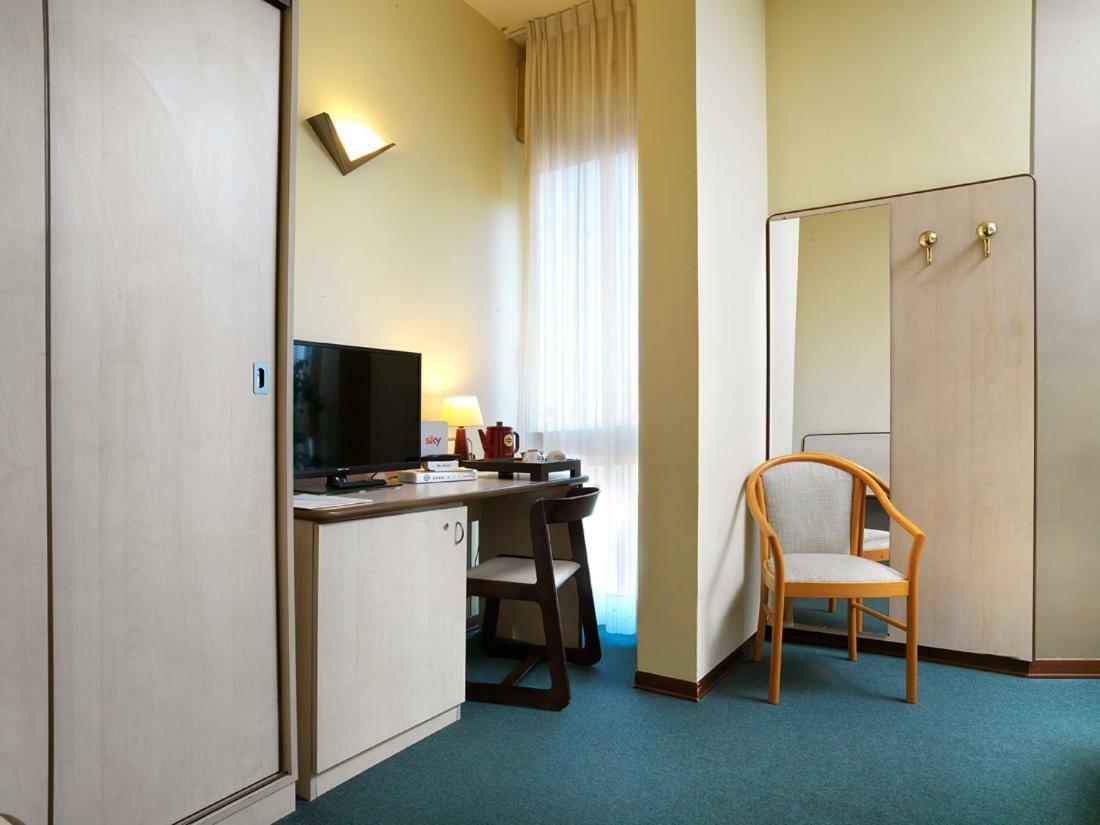 Hotel Ristorante Alcide Poggibonsi Exteriör bild